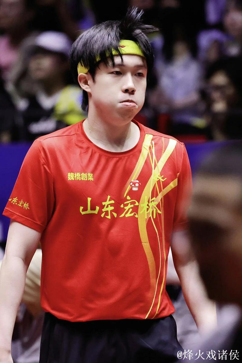 王楚钦退赛再参赛，步伐僵硬，球迷感叹国乒风貌依旧